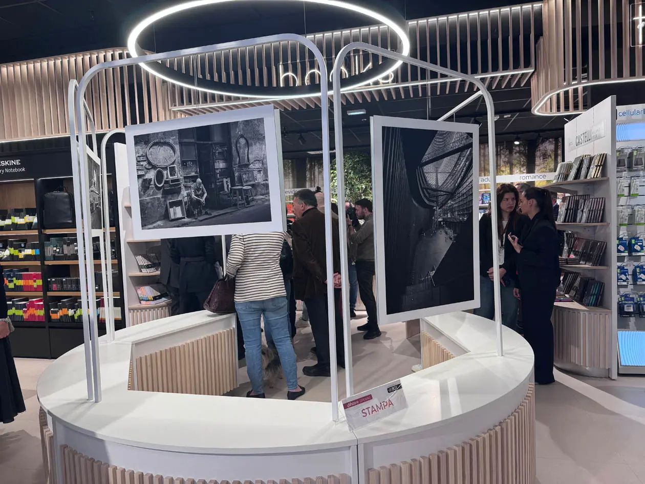 Esposizione fotografica "Black & White Travel Notes" di Andrea Santicoli nel nuovo difstore  di Milan Bergamo Airport. Foto: Copyright © Avion Tourism Magazine / Sisterscom.com