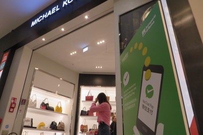 I passeggeri cinesi fanno shopping in aeroporto con Wechat Pay