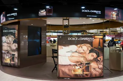 Dolce&Gabbana celebra i 20 anni di The One a Fiumicino