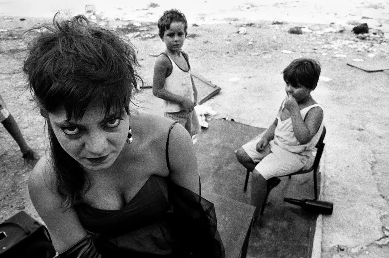 Serena recita all’aperto per i bambini del quartiere Capo. Palermo, 1990 © Archivio Letizia Battaglia - Solo per uso editoriale