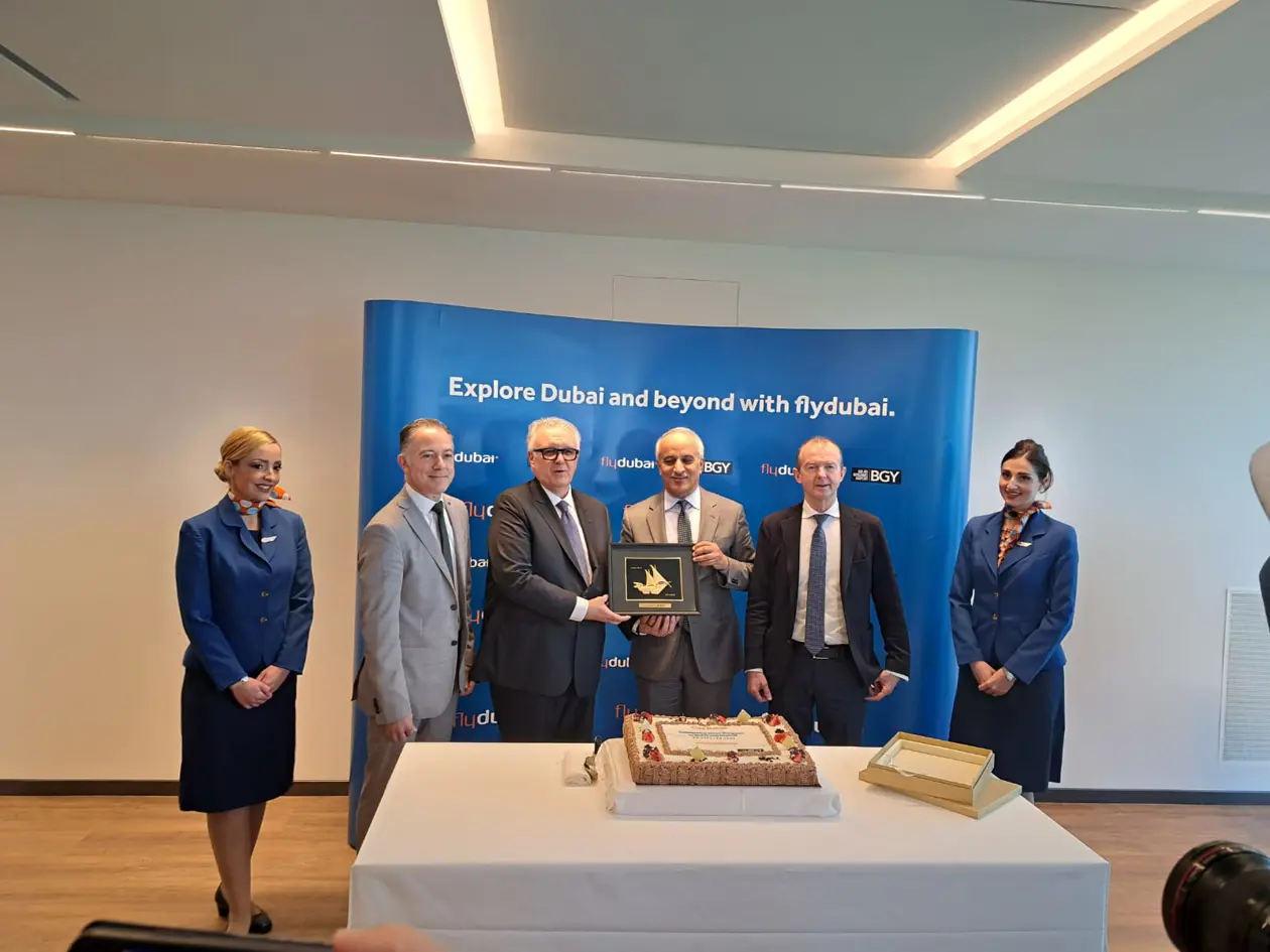 Giacomo Cattaneo, Emilio Bellingardi, Ghaith AI Ghaith e Giovanni Sanga al taglio della torta per il lancio dei voli di flydubai da BGY