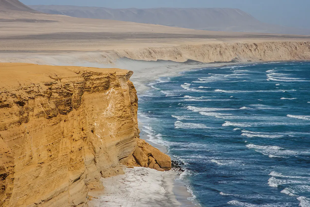 Riserva Paracas in Perù  Foto Copyright ©sisterscom.com Depositphotos