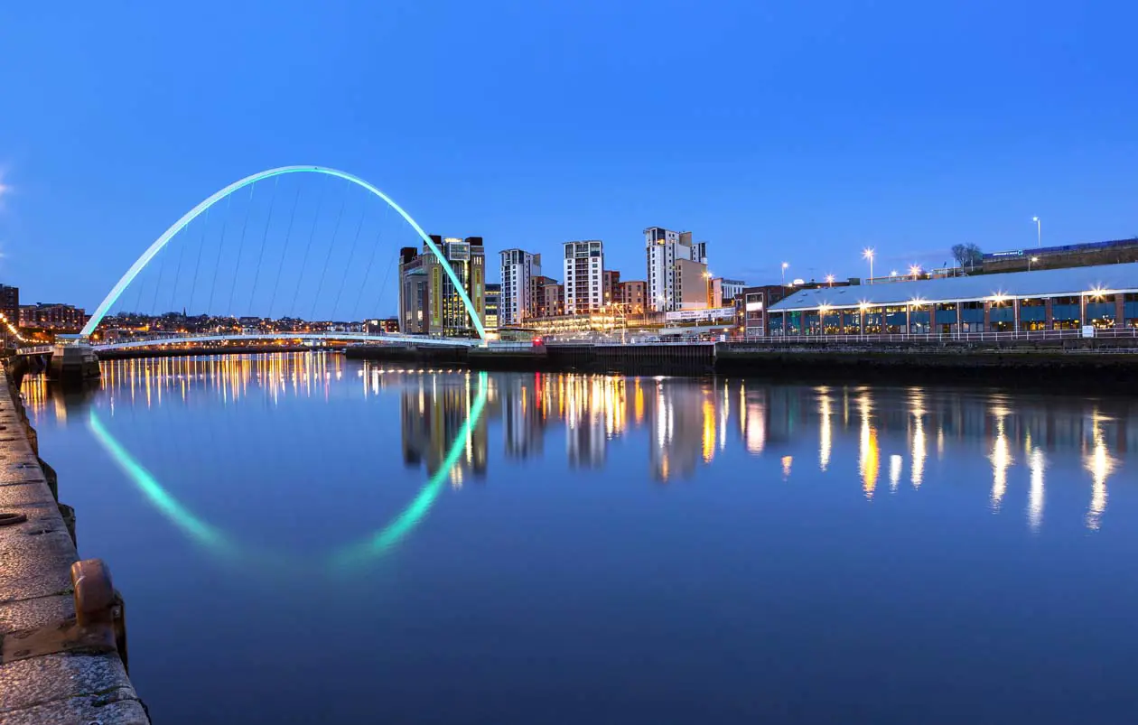 Newcastle sul fiume Tyne e il Gateshead Millennium Bridge e il Tyne Bridge.&nbsp;Foto: Copyright © Sisterscom.com /&nbsp;Depositphotos.