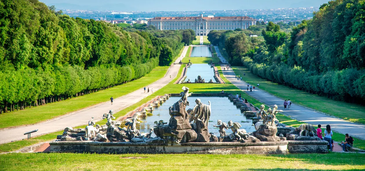 Il Palazzo Reale di Caserta con il parco, l’acquedotto Vanvitelliano e il Belvedere di San Leucio  Foto: Copyright © Sisterscom.com / Depositphotos 