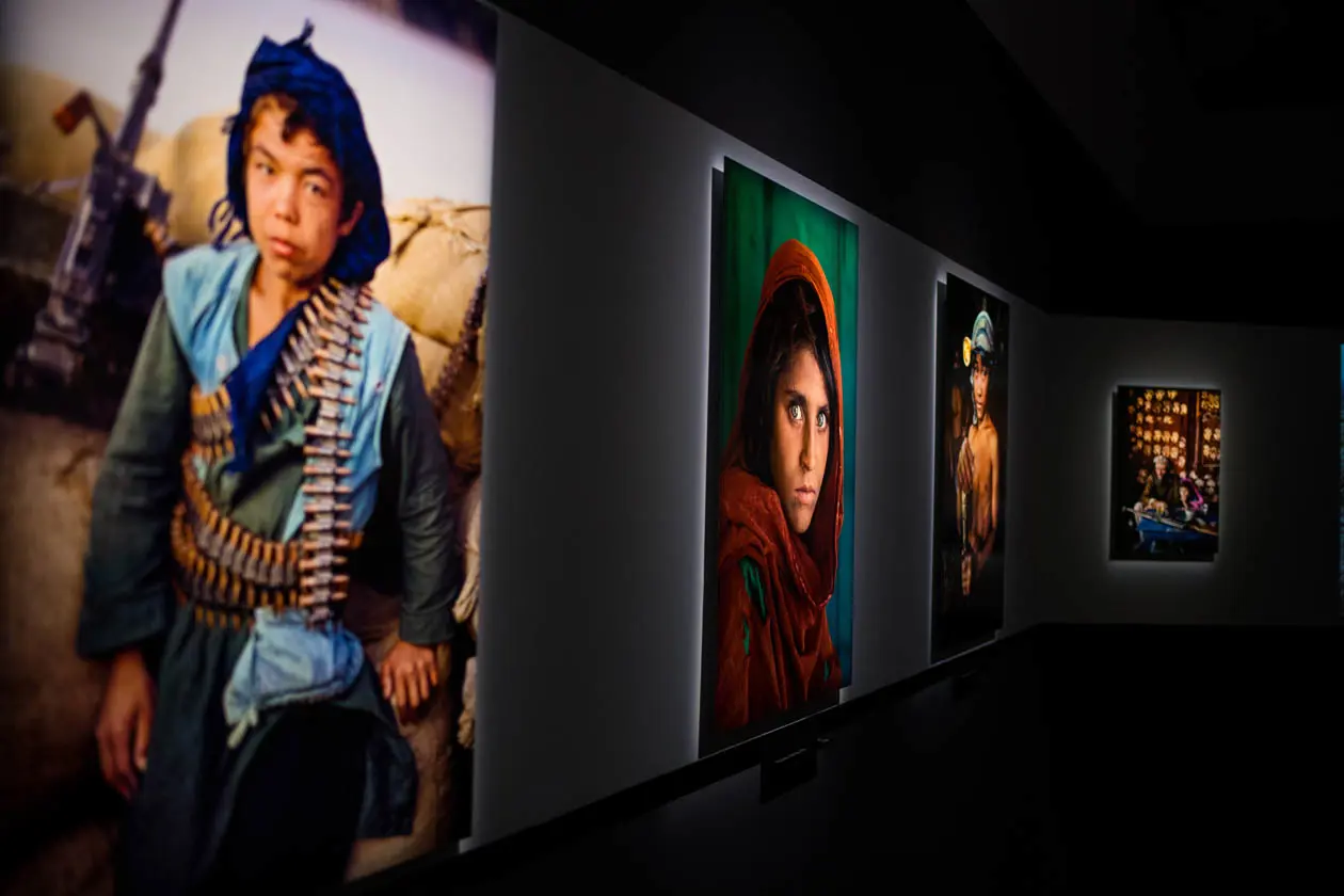 Allestimento della mostra "Steve McCurry Children". Foto Copyright ©Palazzo Ducale Fondazione per la Cultura Genova e Civita Mostre e Musei