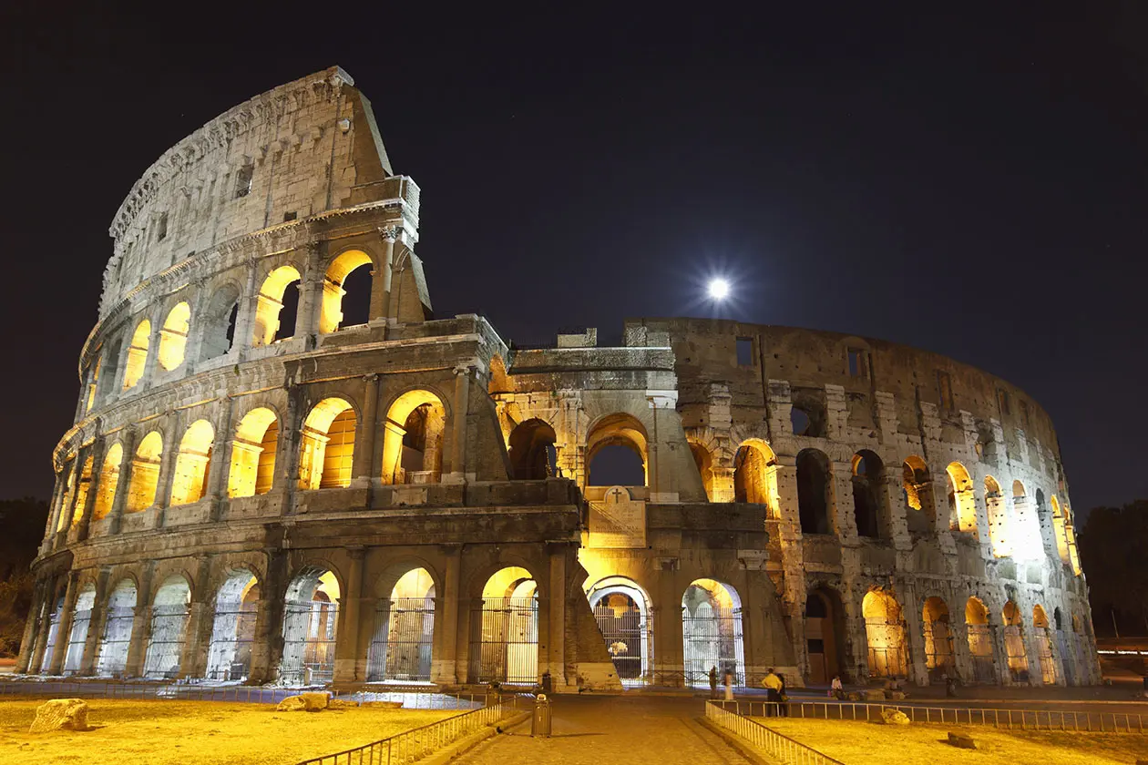  Colosseo di Roma in notturna Foto: Copyright © Sisterscom.com / Depositphotos