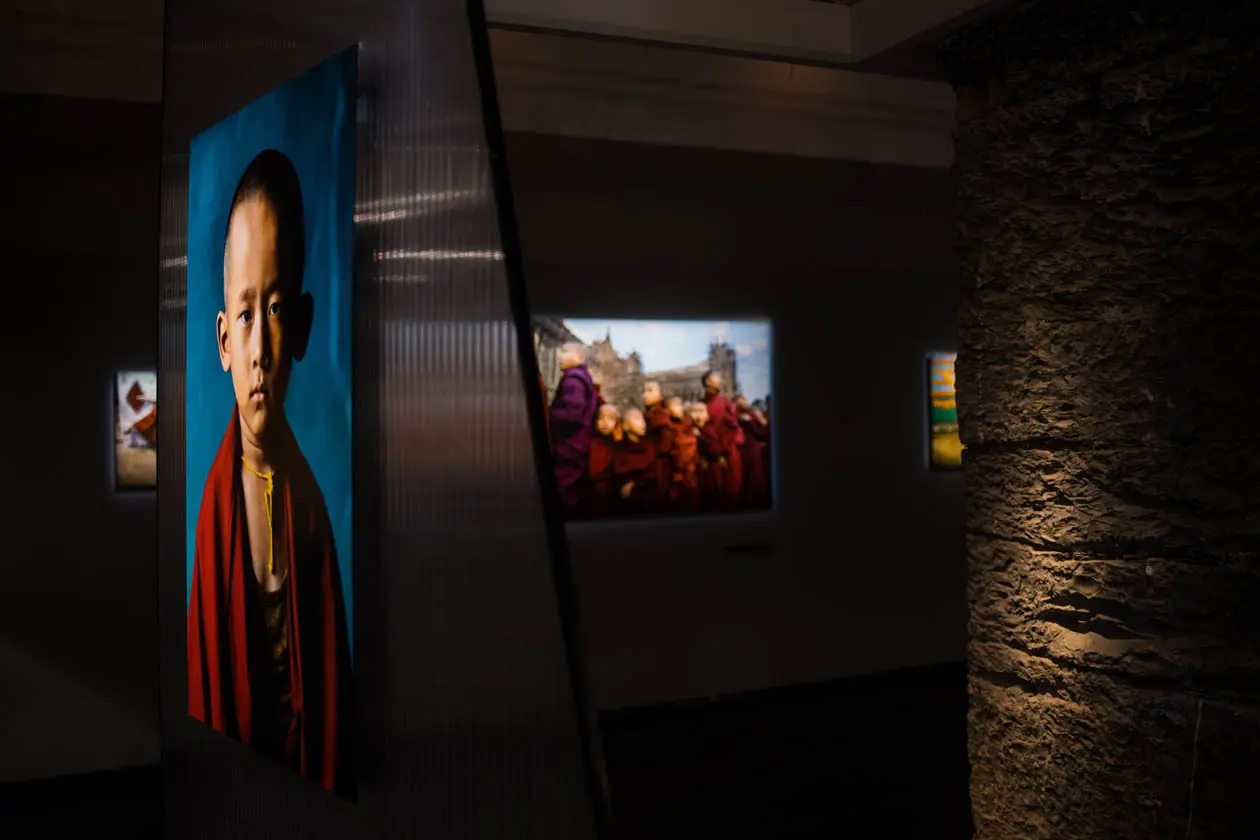 Allestimento della mostra "Steve McCurry Children". Foto Copyright ©Palazzo Ducale Fondazione per la Cultura Genova e Civita Mostre e Musei