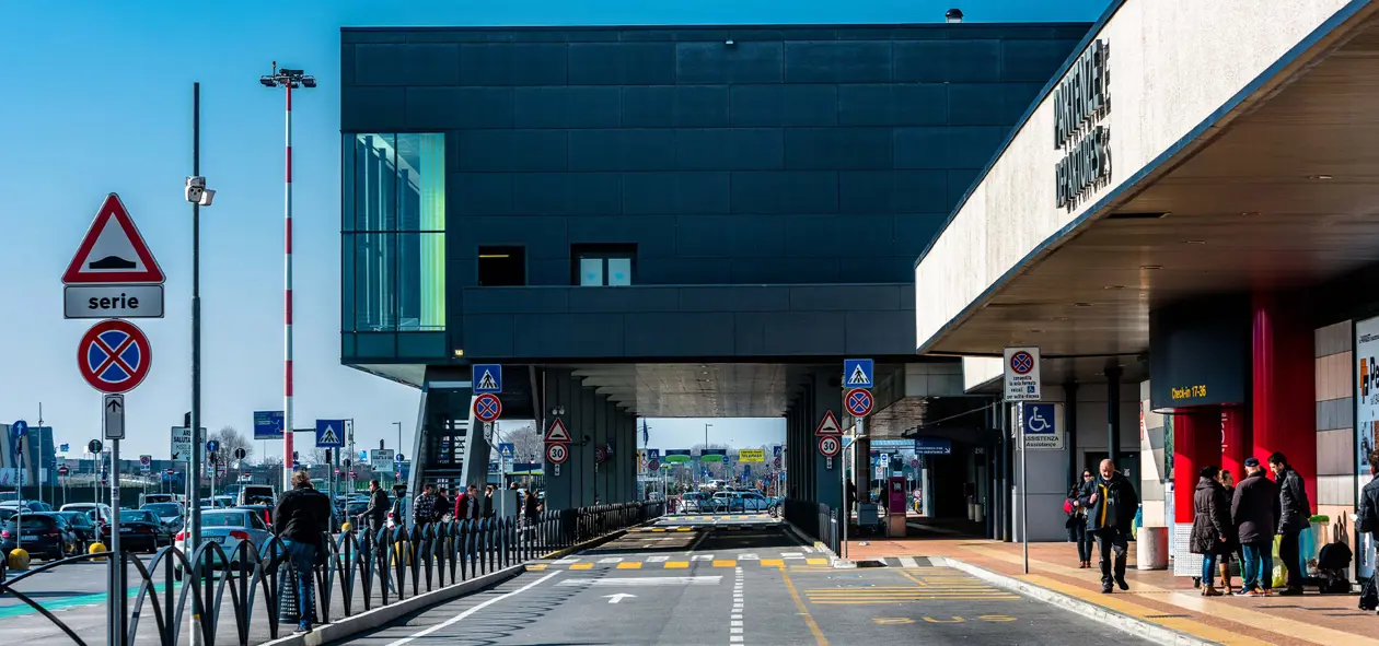 Area landside all'Aeroporto di Milano Bergamo. Foto: Copyright © Sisterscom.com / Depositphotos