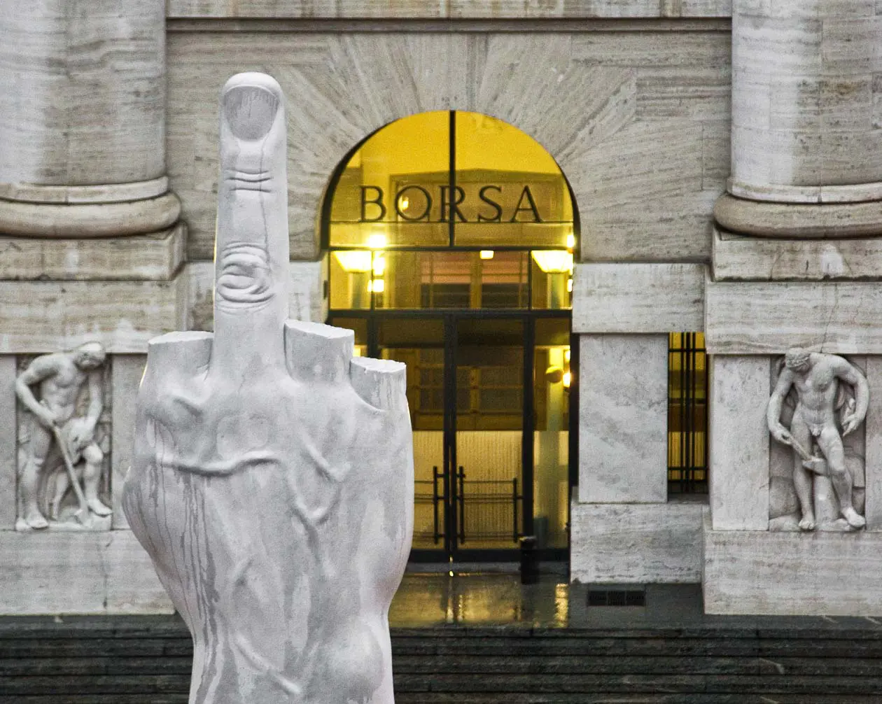 L.O.V.E. 2010 di Maurizio Cattelan.