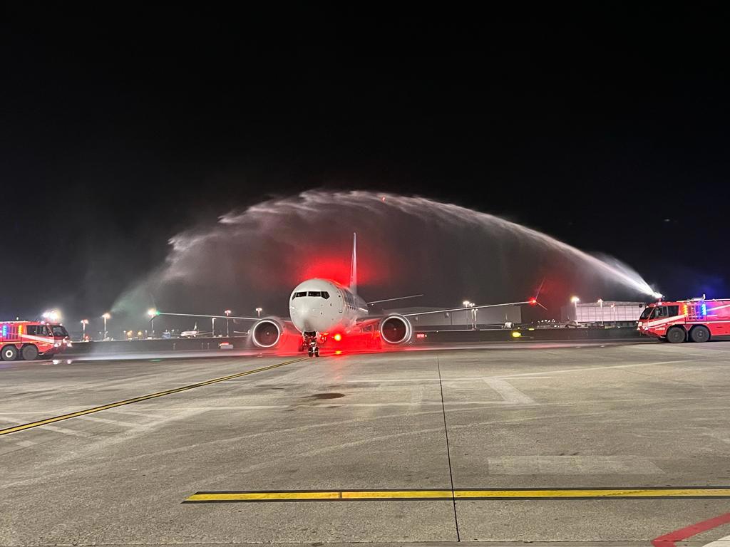 Water connon all'aeroporto di Milano Bergamo per accogliere il volo di flydubai