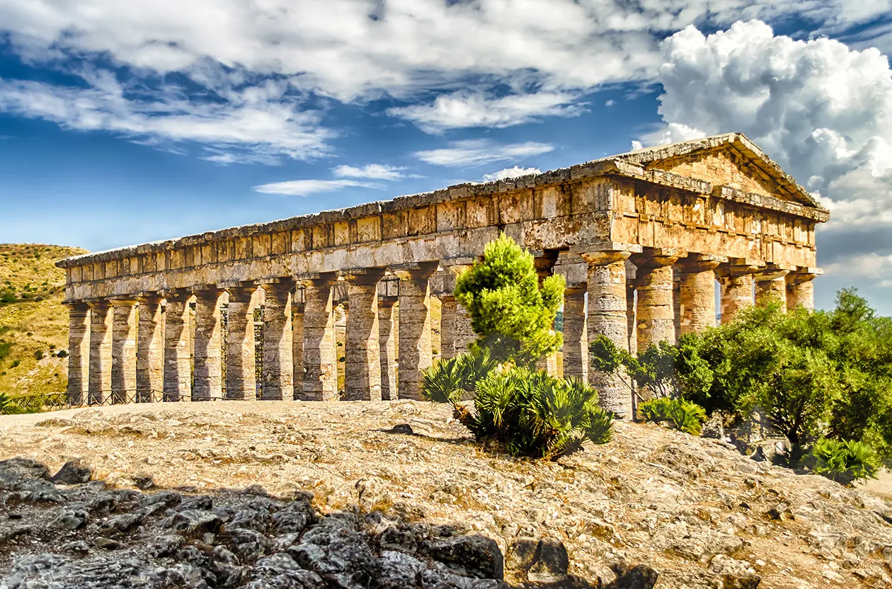 Il Tempio Greco di Segesta Foto: Copyright © Sisterscom.com / Depositphotos