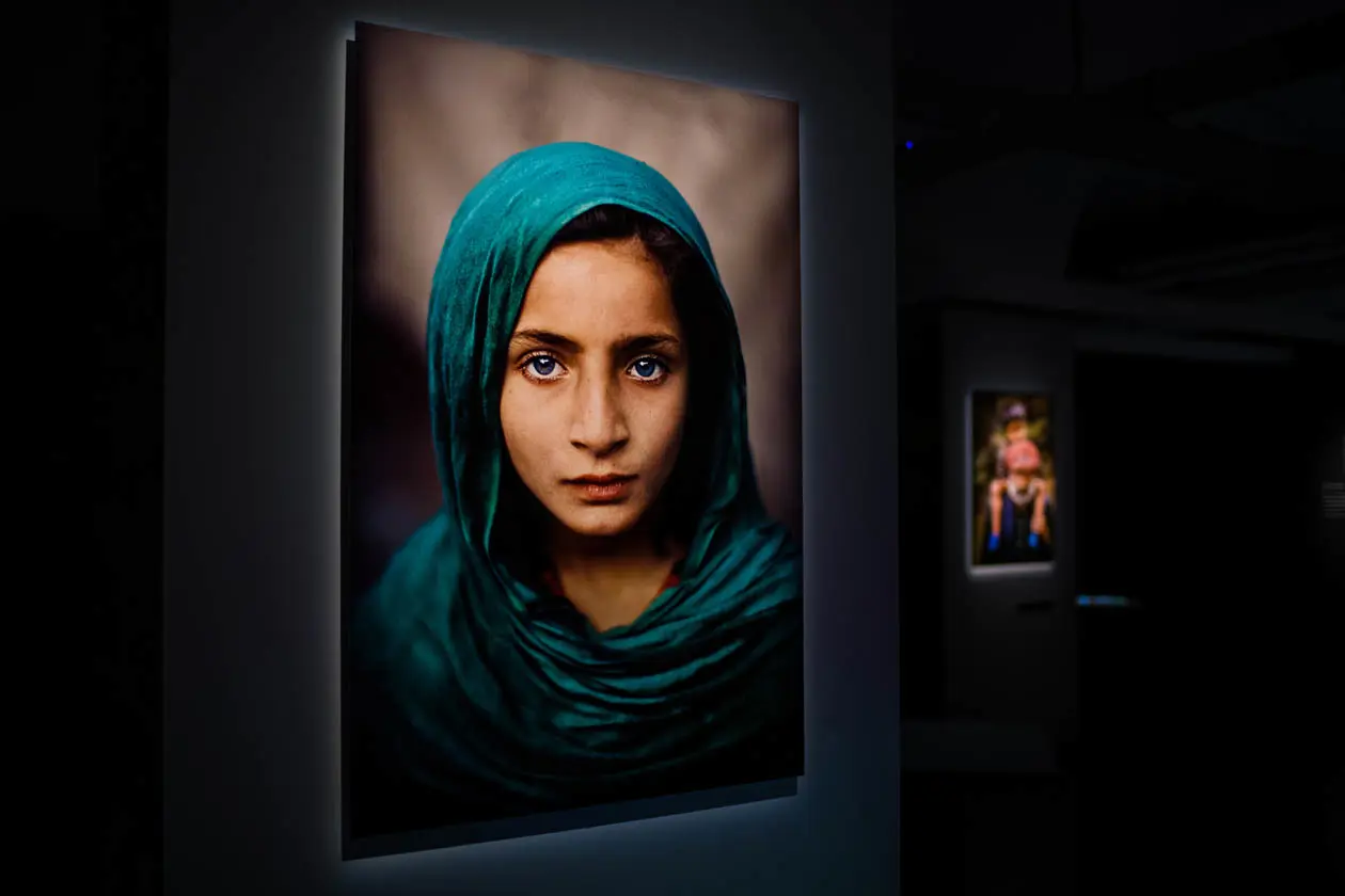 Allestimento della mostra "Steve McCurry Children". Foto Copyright ©Palazzo Ducale Fondazione per la Cultura Genova e Civita Mostre e Musei