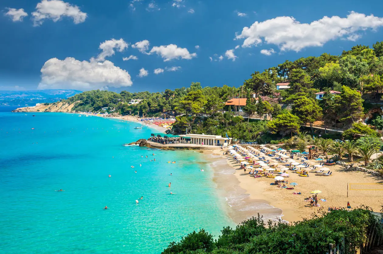 Cefalonia. Le spiagge di Platis Gialos e Makris Gialos vicino a Lassi. Foto: Copyright © Sisterscom.com / Shutterstock