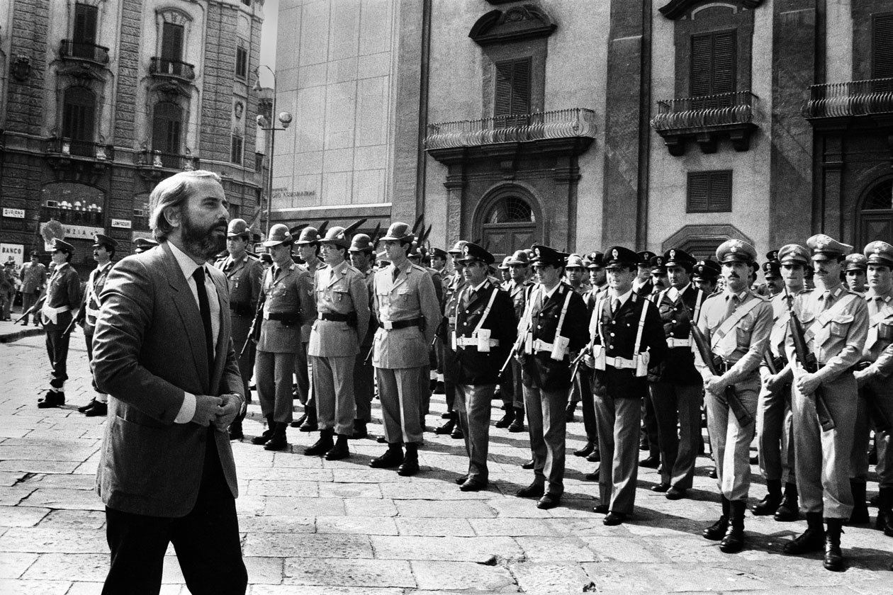 Il giudice Giovanni Falcone ai funerali del Generale Carlo Alberto Dalla Chiesa. Palermo, 1982 © Archivio Letizia Battaglia - Solo per uso editoriale