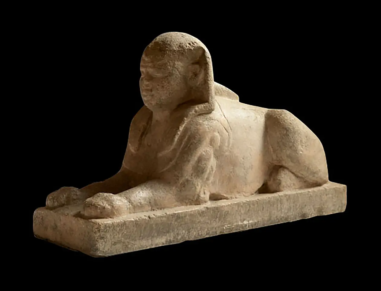 Statua raffigurante una sfinge. Calcare, Epoca Romana (30 a.C. - 395 d.C.), Museo Egizio Foto: © Ufficio Stampa Arthemisia