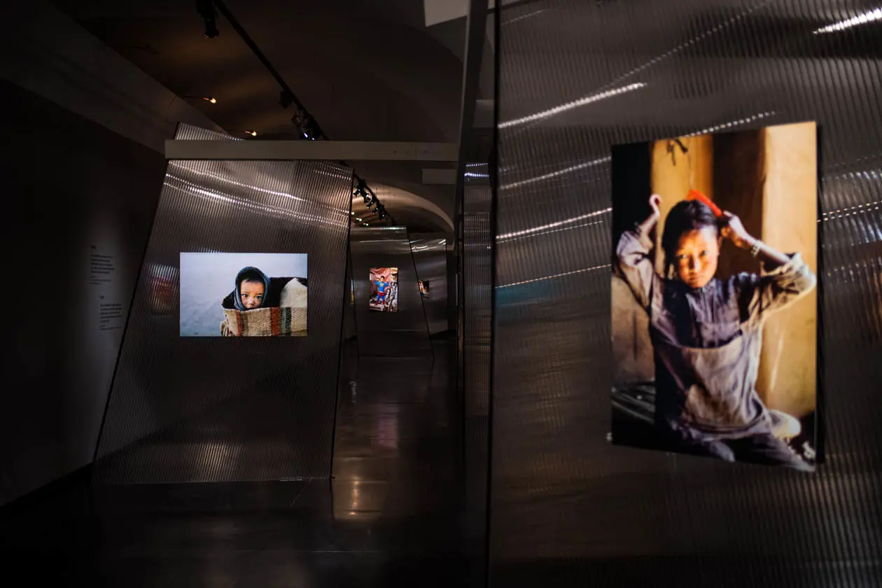 Allestimento della mostra "Steve McCurry Children". Foto Copyright ©Palazzo Ducale Fondazione per la Cultura Genova e Civita Mostre e Musei