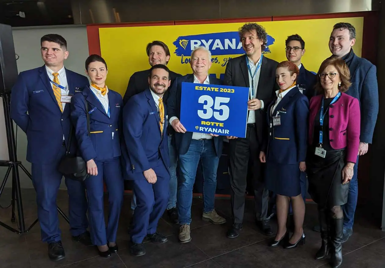 Cabin crew Ryanair insieme a (da sinistra a destra): Mauro Bolla, Country Manager Ryanair per l'Italia, Eddie Wilson, CEO Ryanair, Andrea Andorno, Amministratore Delegato Torino Airport, Ray Kelliher, Direttore Sviluppo Rotte Ryanair ed Elisabetta Oliveri, Presidente Torino Airport