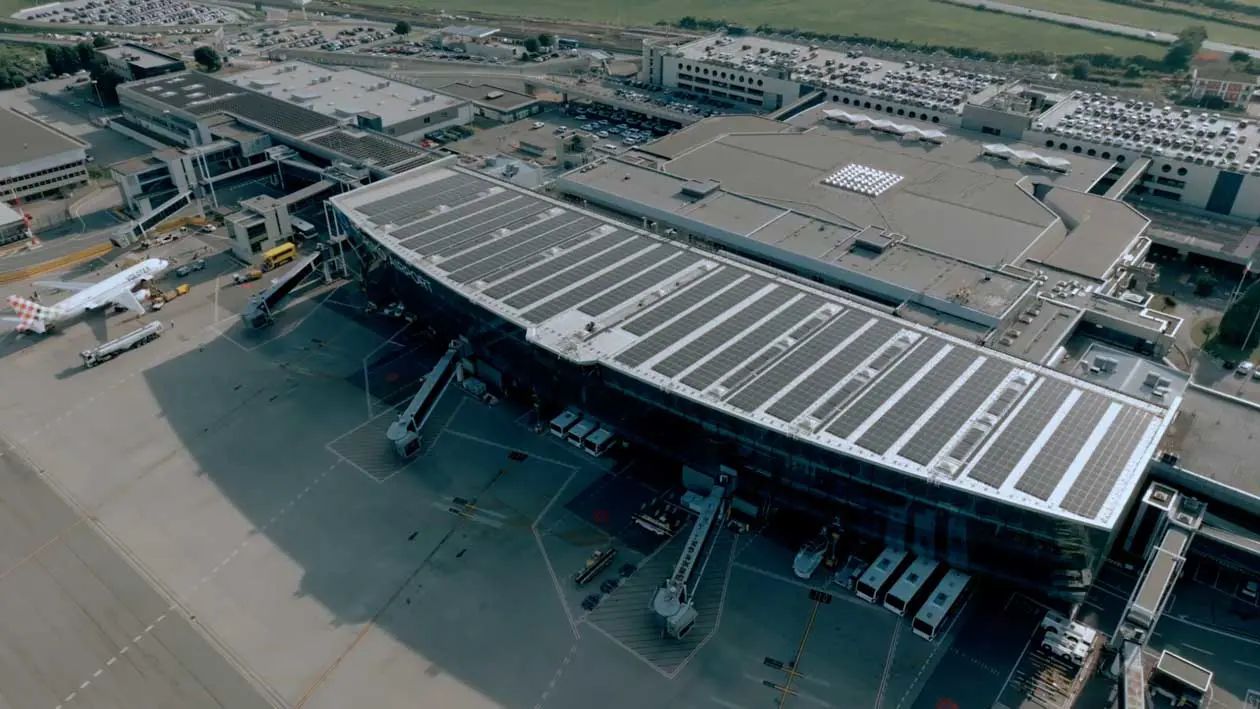 Impianto fotovoltaico sul tetto dell'aeroporto di Torino. Copyright © Aeroporto di Torino.