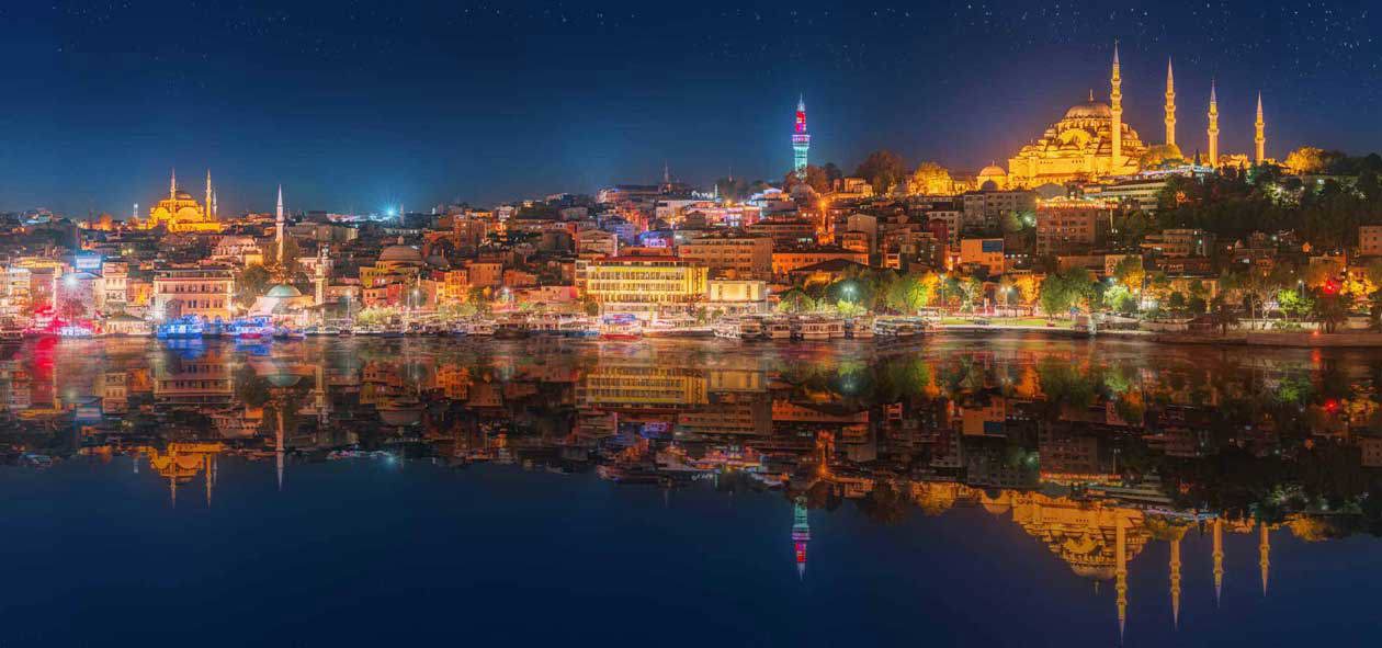 Istanbul di notte Foto: Copyright © Sisterscom.com / Shutterstock