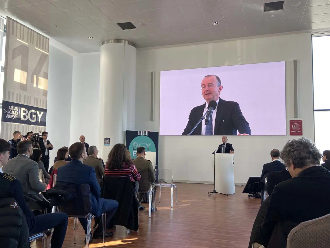 Il presidente di SACBO, Giovanni Sanga alla conferenza “Bergamo e il suo aeroporto: i progetti per volare il futuro” Copyright © Avion Tourism Magazine / Sisterscom.com