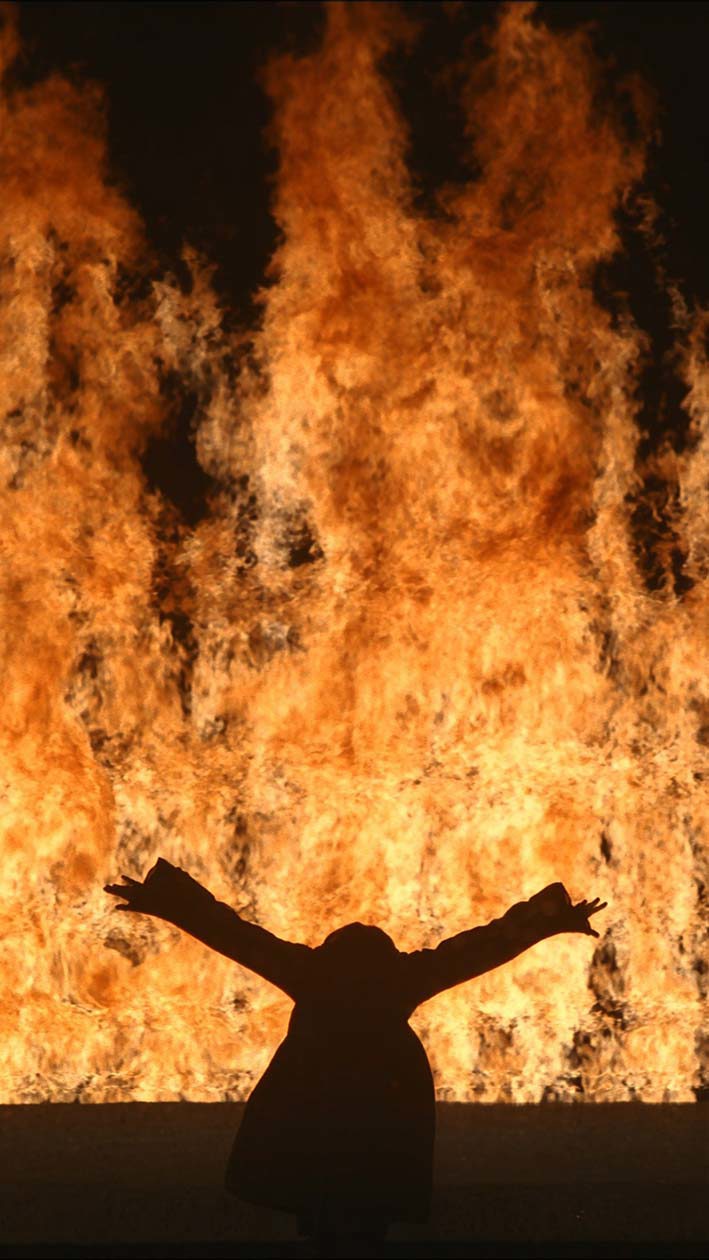 Bill Viola Fire Woman, 2005 Video/sound installation Color high-definition video projection; four channels of sound with subwoofer (4.1) Projected image size: 5,8x3,25 m 11:12 minutes Performer: Robin Bonaccorsi  Photo: Kira Perov © Bill Viola Studio