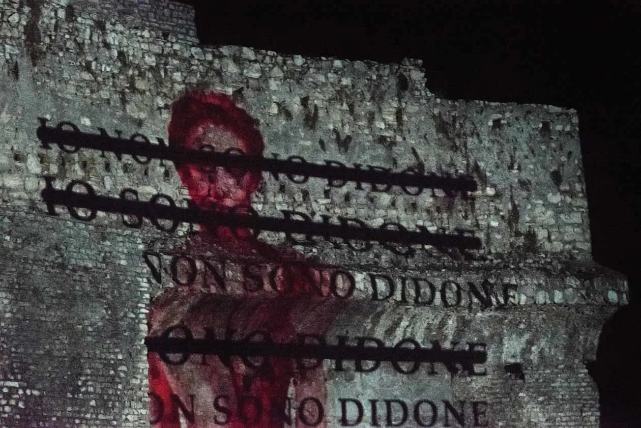 Didone Adonais Domine. Isgrò cancella Brixia. Foto: © Serena.