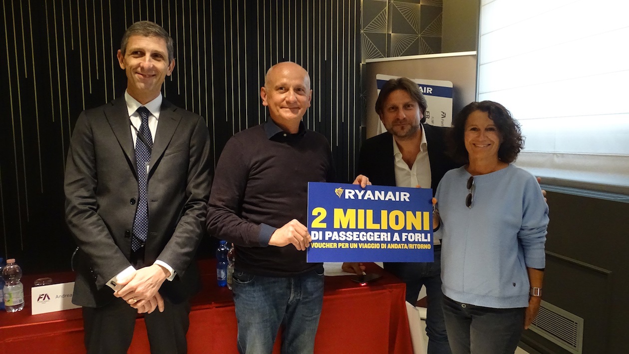 Ryanair ha festeggiato il raggiungimento di 2 milioni di passeggeri da/per l'aeroporto internazionale di Forlì. I passeggeri premiati a Forlì. Copyright © Ryanair.