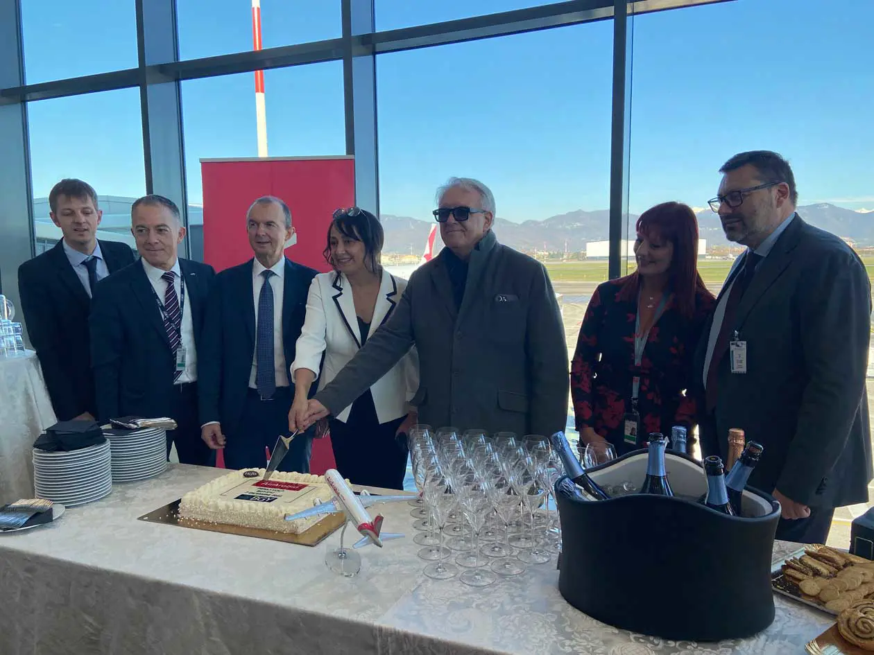 nuovo volo Milano Bergamo - Sharjah con il taglio della torta al Gate presso l'aeroporto di Milano Bergamo. Foto: Copyright © Avion Tourism Magazine.