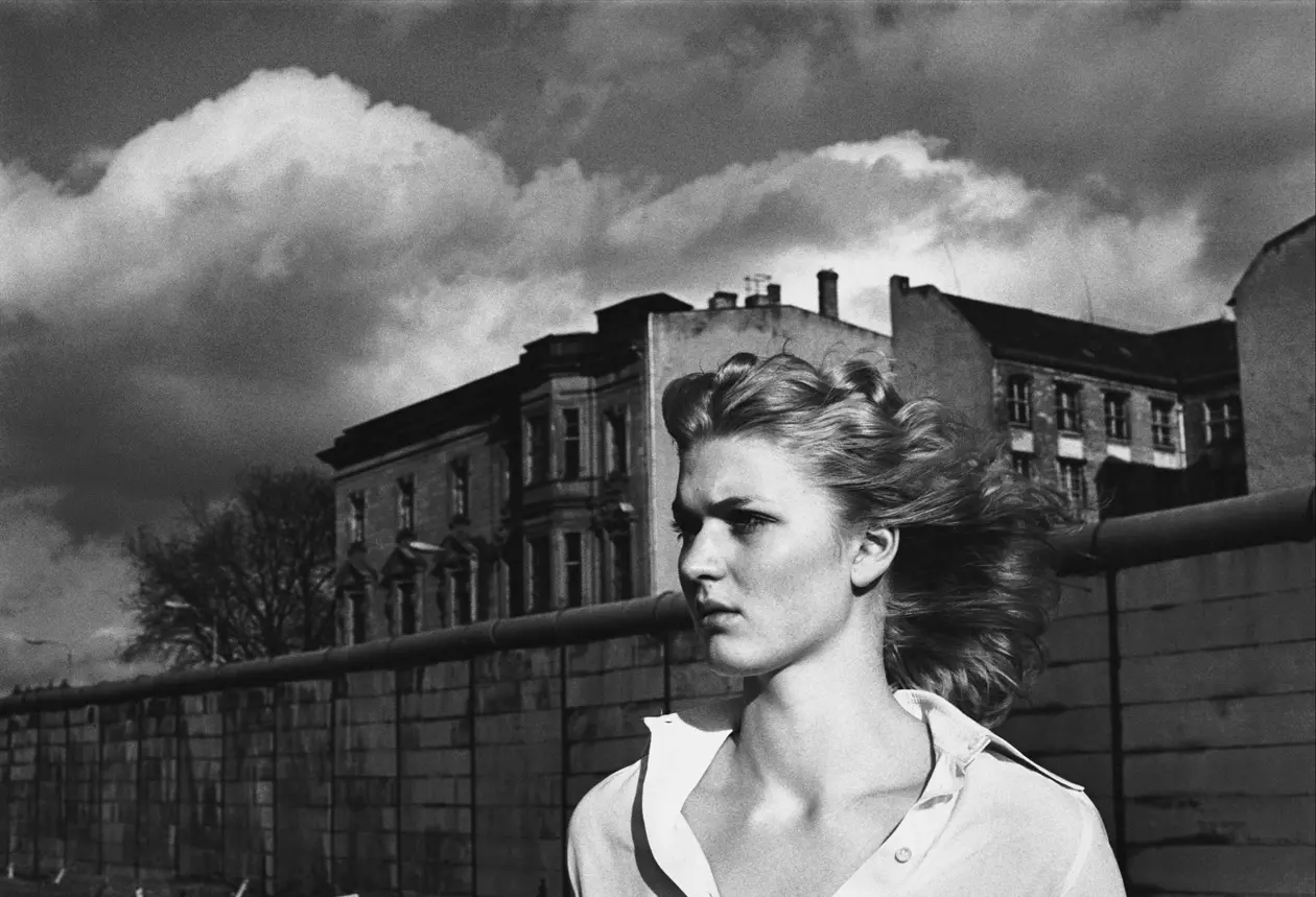 Helmut Newton. Il muro di Berlino, Berlino 1977 © Helmut Newton Foundation