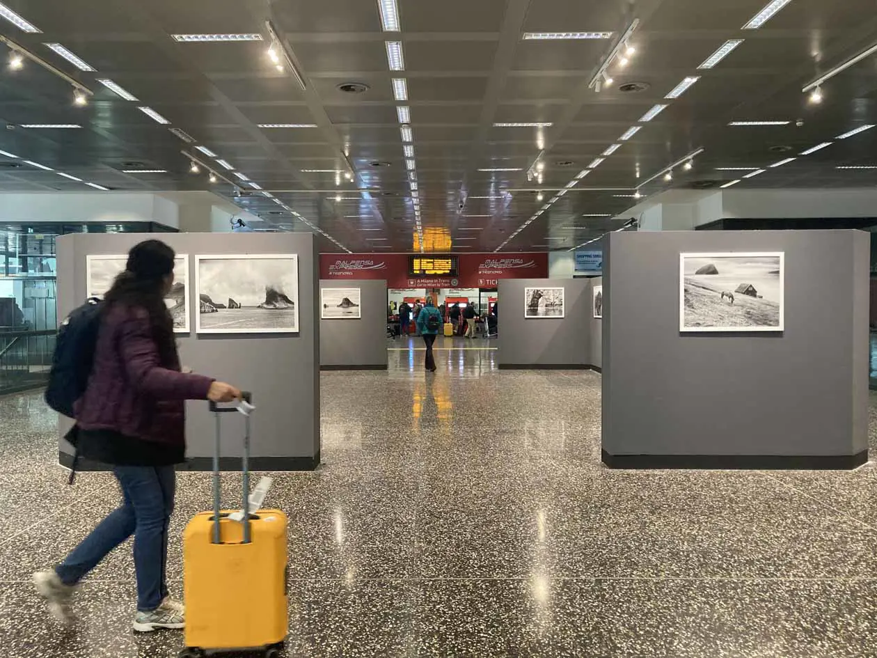 Malpensa: mostra fotografica Fær Øer - L’incanto della Luce secondo Mario Vidor. Copyright © SEA Aeroporti di Milano.