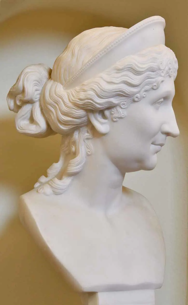 Scultore attivo a Carrara per la Banca Elisiana, Ritratto di Letizia Ramolino Bonaparte (da Antonio Canova) 1808-1811, marmo, h 60 °- 30 °- 20 cm, Collezione privata.