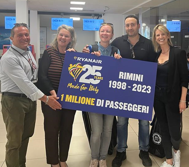 Ryanair festeggia 25 anni a Rimini
