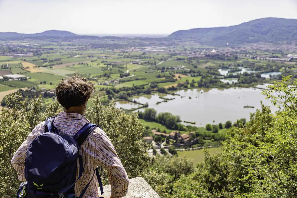 Vista con camminatore Torbiere Sebino_ph Alessio Guitti