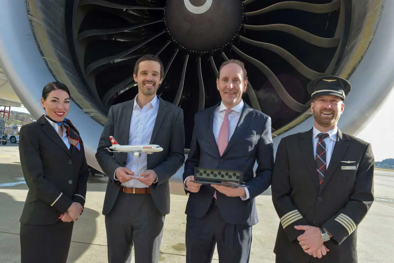 Jan Wurzbacher, co-founder e co-CEO di Climeworks, e Swiss CEO Dieter Vranckx, affiancato dalla Swiss crew all'aeroporto di Zurigo a February 2024. Copyright © Swiss