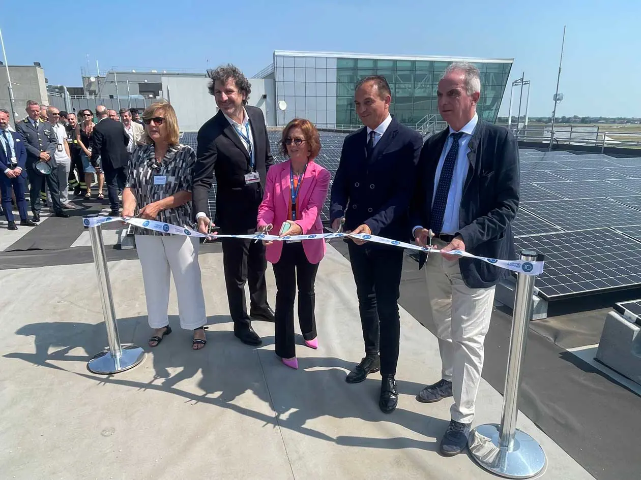 Taglio del nastro. Da sinistra Assessora alle Attività Produttive Città di Torino, Gianna Pentenero; Amministratore Delegato Torino Airport, Andrea Andorno; Presidente Torino Airport, Elisabetta Oliveri; Presidente Regione Piemonte, Alberto Cirio; Presidente ENAC, Pierluigi Di Palma. Copyright © Ufficio Stampa Aeroporto di Torino.