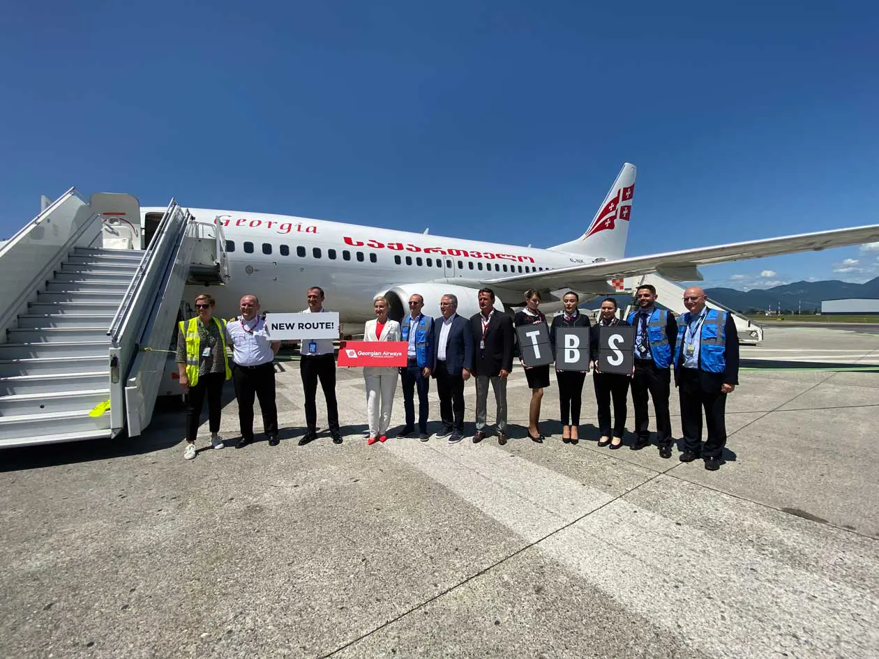 Georgian Airways - Aeroporto di Milano Bergamo: Giovanni Sanga (Presidente Sacbo), Tamaz Gaiashvili (Presidente Georgian Airways);, Lali Panchulidze (Rappresentante di Georgian Airways), Guido Fanniti (Responsabile di Georgian Airways in Italia), Amelia Corti (Ibis/Sacbo), Dario Nanna (Sacbo), Eugenio Sorrentino (Sacbo), hostess e piloti della compagnia aerea.  Copyright © Avion Tourism Magazine.