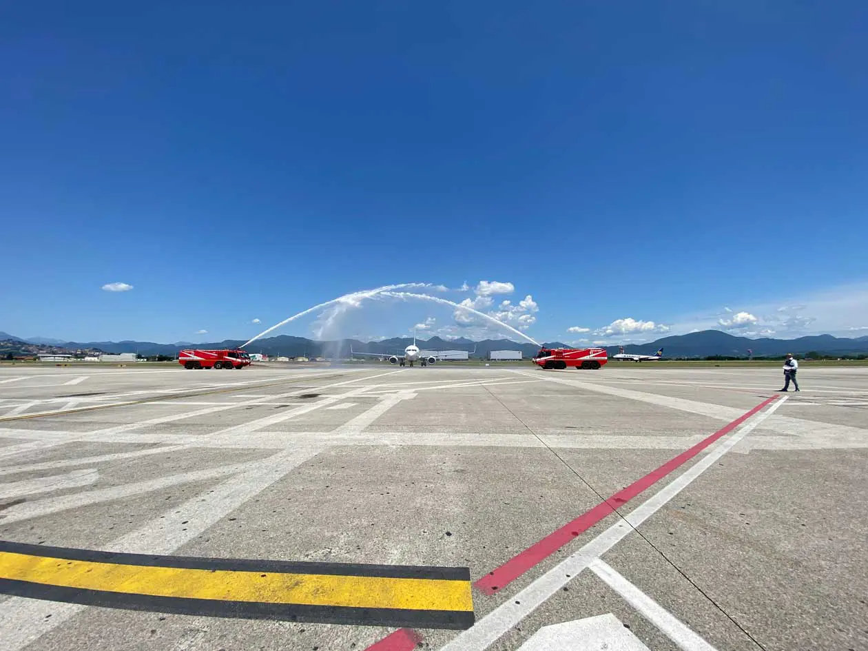 Water Cannon, Georgian Airways all'aeroporto di Milano Bergamo. Copyright © Avion Tourism Magazine.