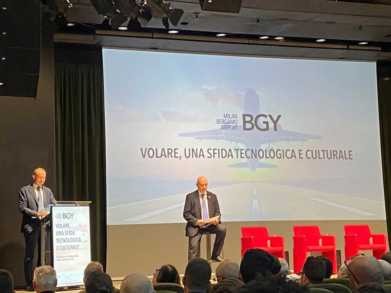 Il convegno “Volare, una sfida tecnologica e culturale” orgnizzato da SACBO nella Sala Oggioni del Centro Congressi Giovanni XXIII a Bergamo. Copyright © Avion Tourism Magazine