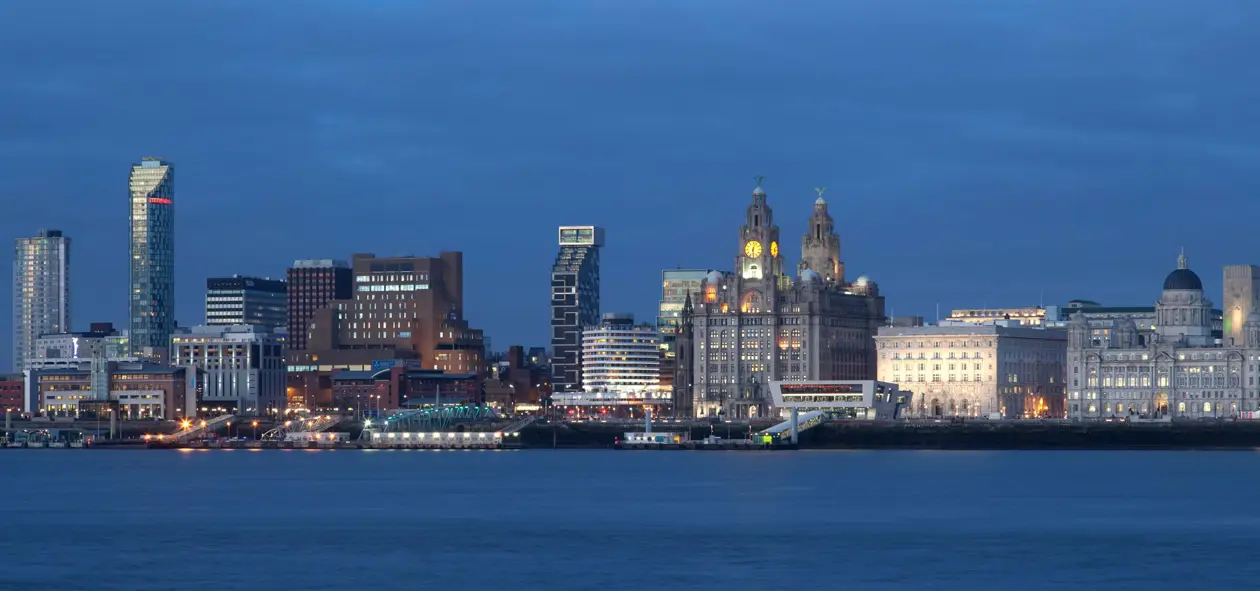 Liverpool: Copyright © Sisterscom.com / Shutterstock