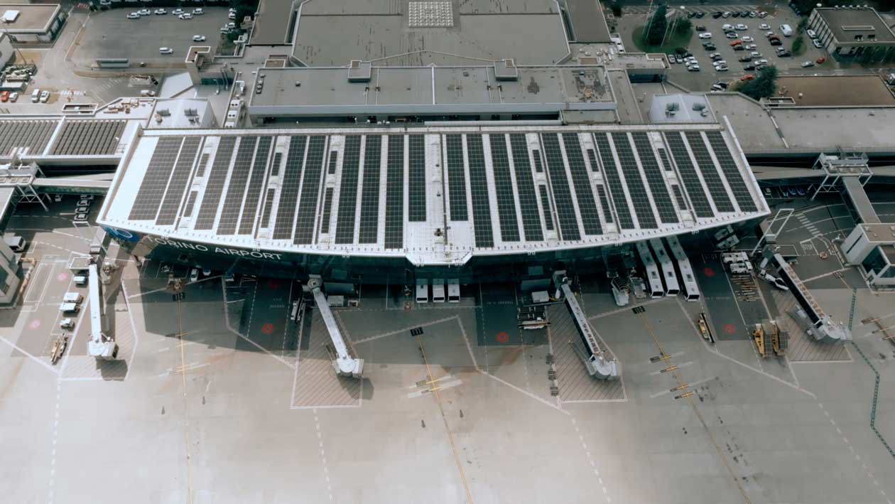 Impianto fotovoltaico sul tetto dell'aeroporto di Torino. Copyright © Aeroporto di Torino.