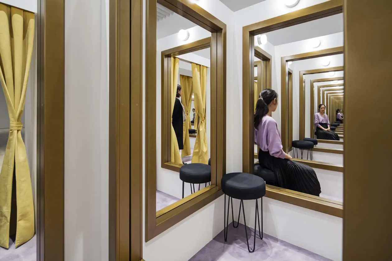 Leandro Erlich Changing rooms (2008) Paneling, stools, golden frames, mirrors, curtains, carpet and lights Dimensions variable ©Kioku Keizo, Morti Art Museum Courtesy Galleria Continua