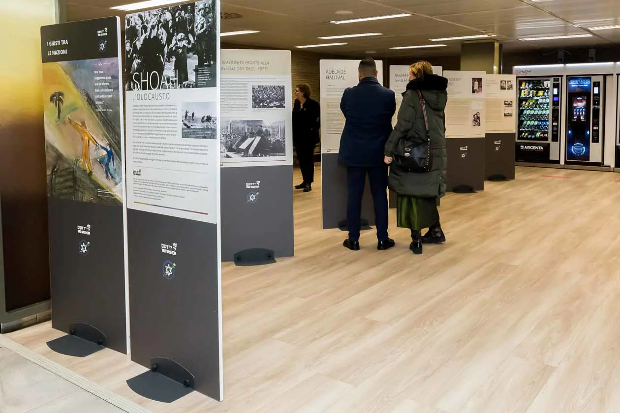 All'aeroporto di Milano Linate la mostra “Giusto fra le Nazioni”. Copyright © Sea.