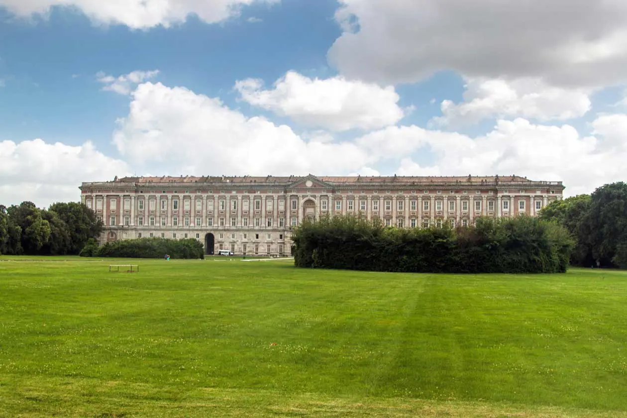 Reggia di Caserta: Copyright © Sisterscom.com / Depositphotos 