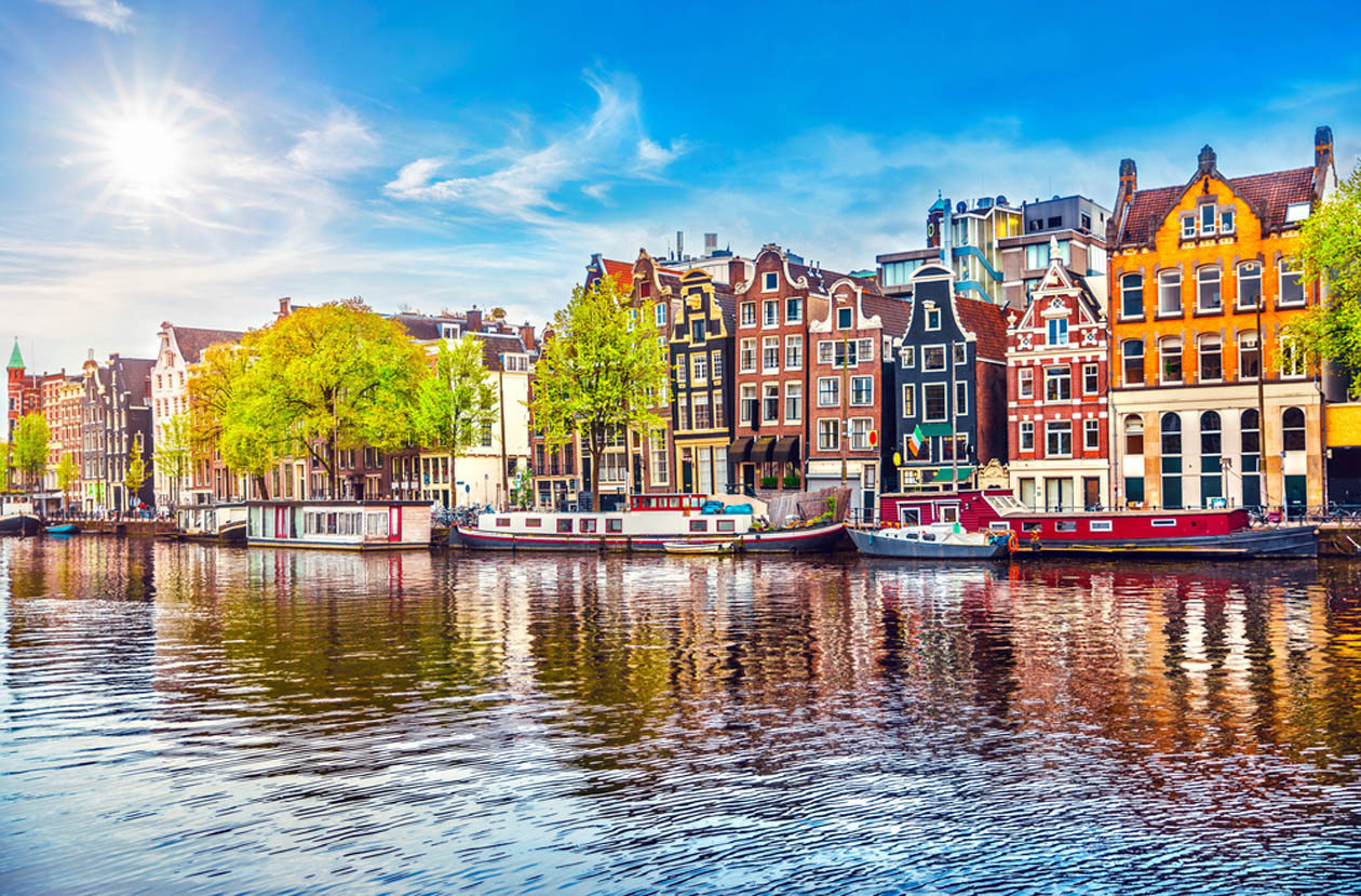 Amsterdam: Copyright © Sisterscom.com / Shutterstock