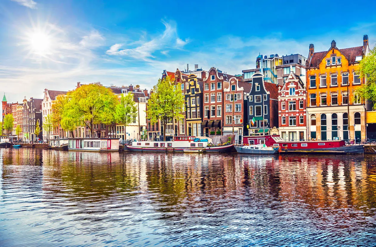 Amsterdam: Copyright © Sisterscom.com / Shutterstock