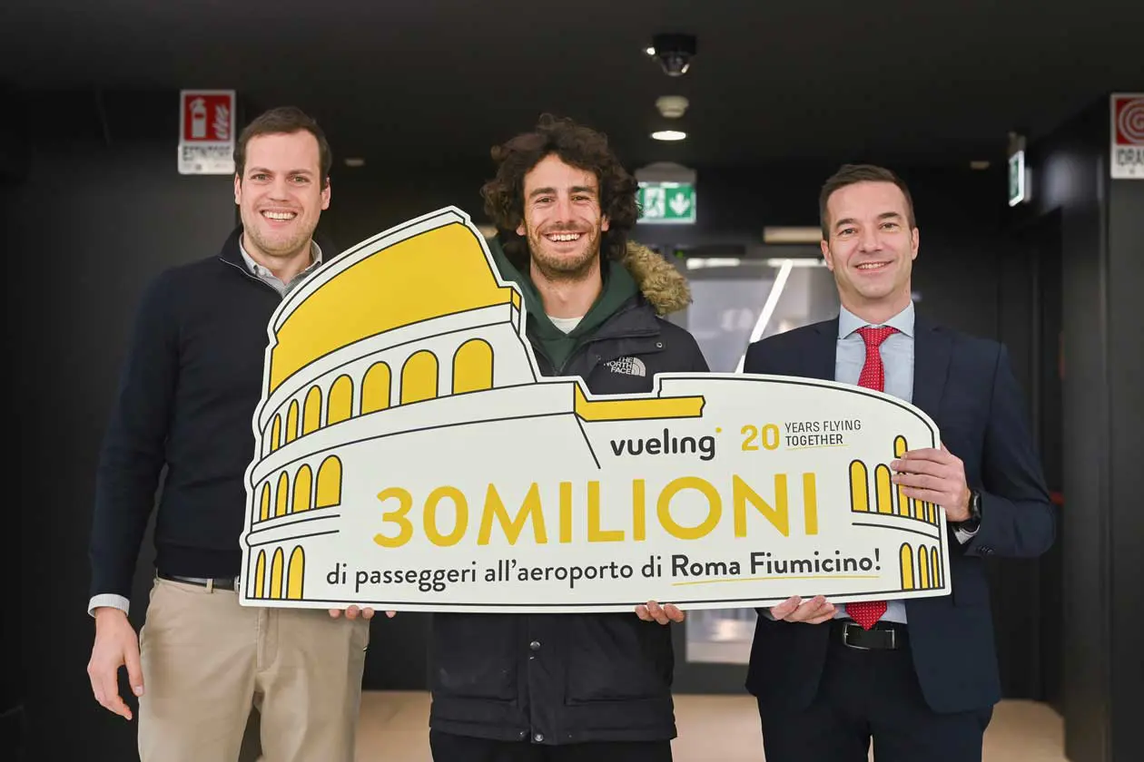 Il 30milionesimo passeggero. A sinistra Jordi Pla (Director of Network and Ancillaries di Vueling), a destra Claudio Faustini (Head of Route Development ADR) © Vueling