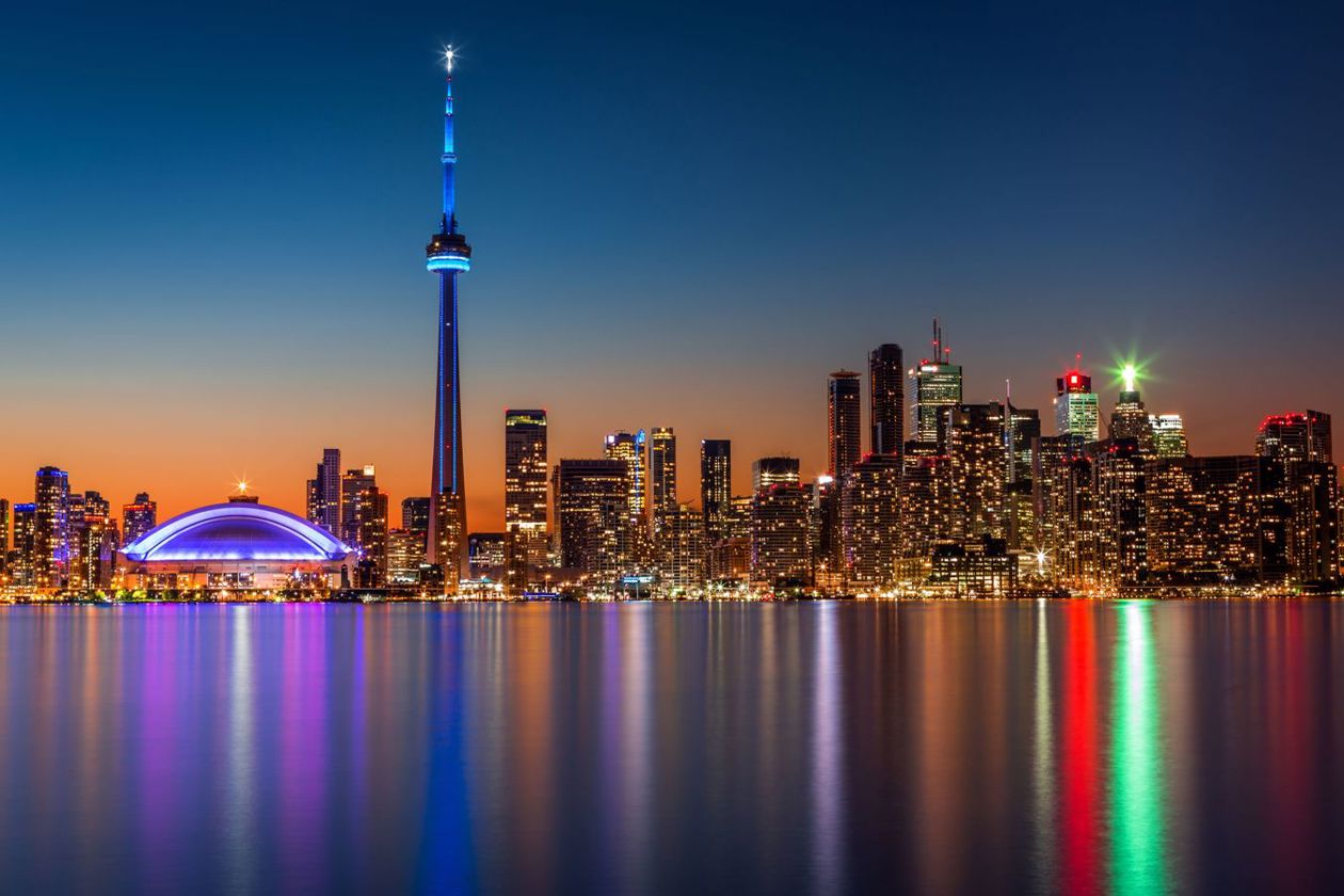  Toronto. Copyright © Sisterscom.com / Shutterstock