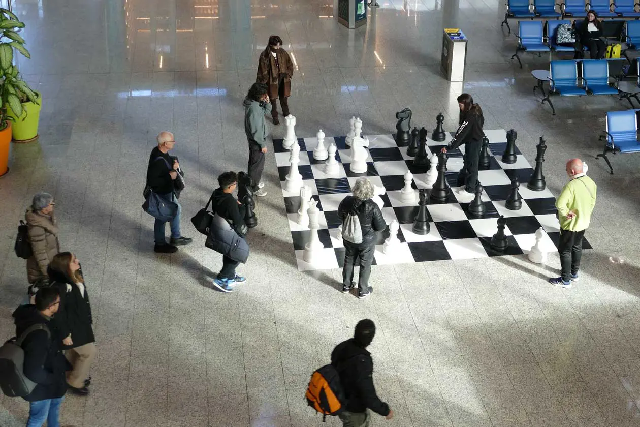 Scacchiera all'Aeroporto di Cagliari. Copyright © Sogaer, Aeroporto di Cagliari.