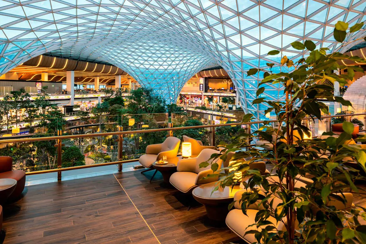 Qatar Airways welcomes passengers to the new al mourjan business lounge the-garden  Copyright © Ufficio Stampa Qatar Airways