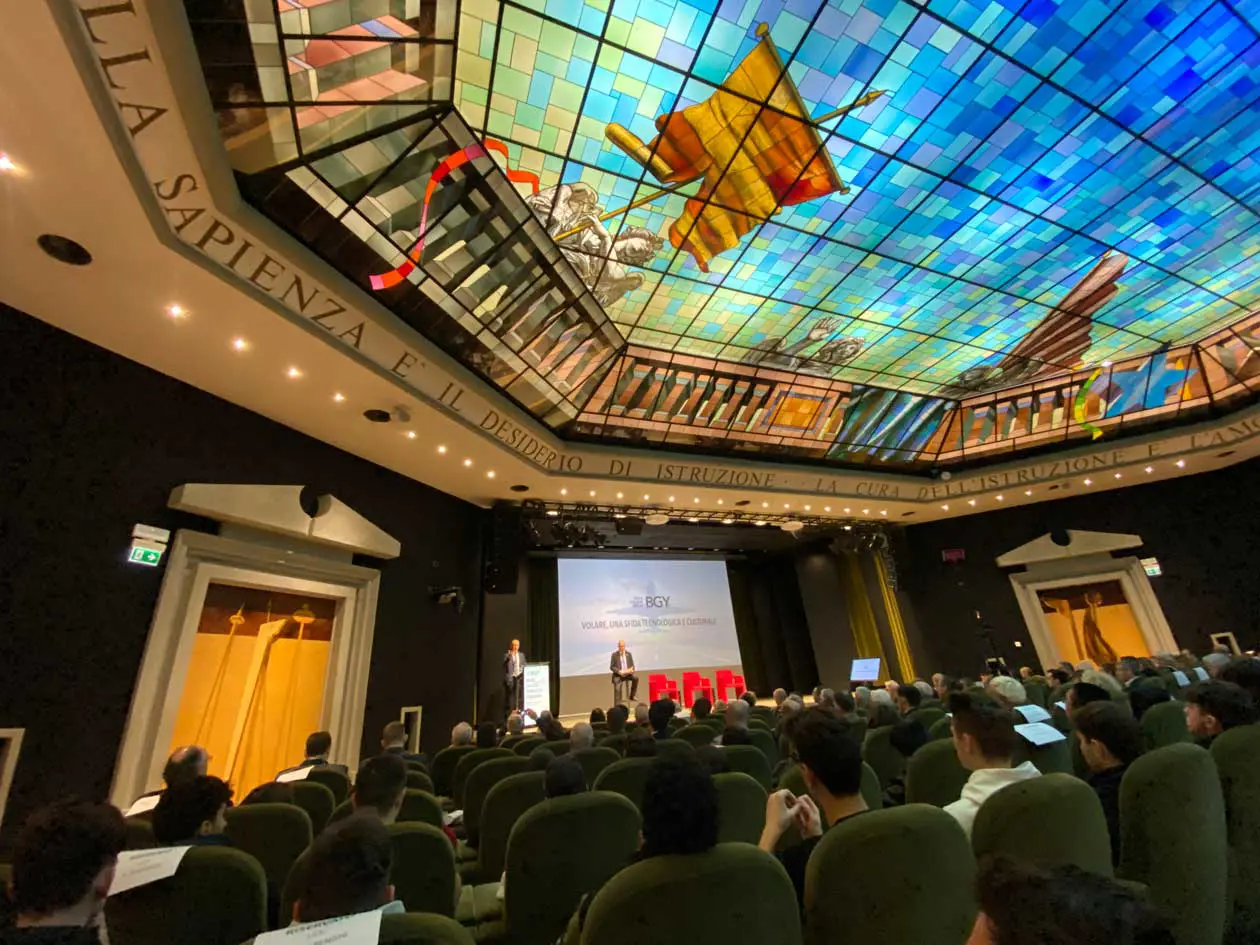 Il convegno “Volare, una sfida tecnologica e culturale” orgnizzato da SACBO nella Sala Oggioni del Centro Congressi Giovanni XXIII a Bergamo. Copyright © Avion Tourism Magazine